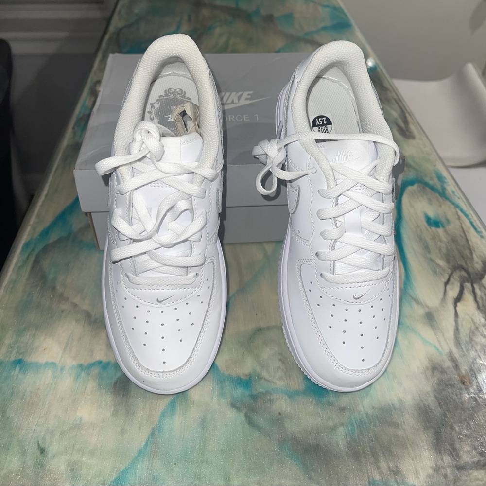 White Brand New Air Force 1’s. Size 2 in boys. Unisex shoe. Never worn.